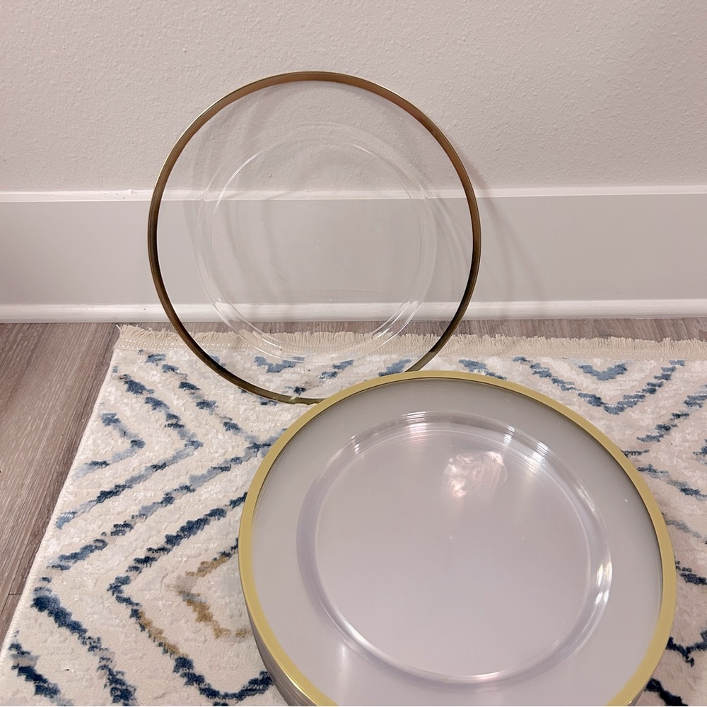 Clear Plate Chargers ( Quantity: 29 )